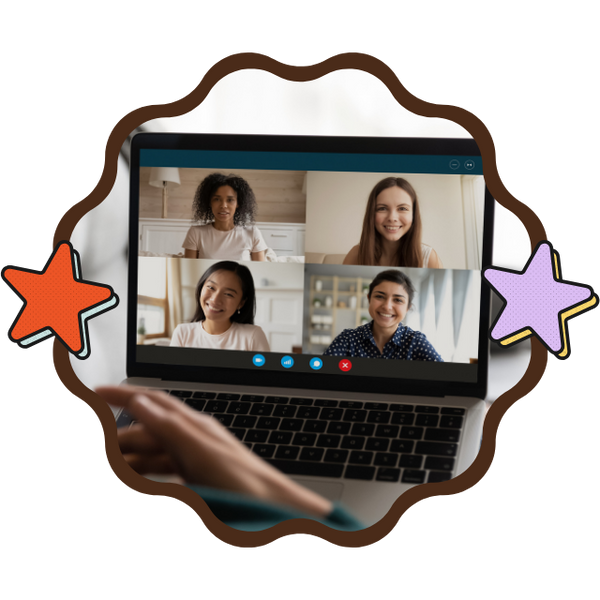 Mujer latina escribiendo en inglés durante una clase online