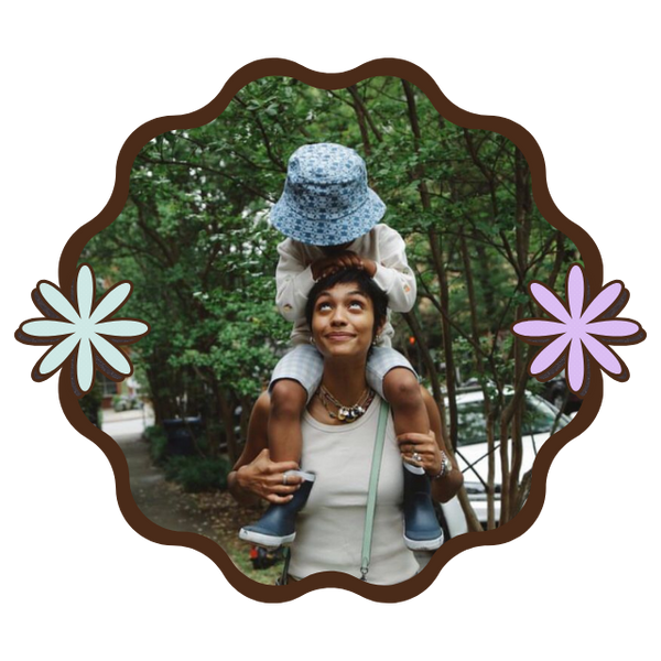 Mujer latina mamá progreso en inglés