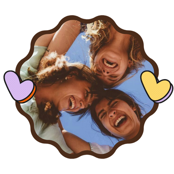 Mujer latina estudiando inglés en un café