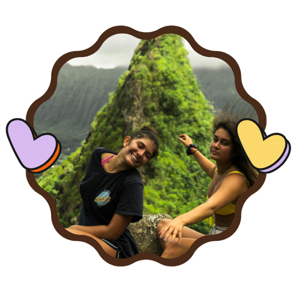 Mujer tomando notas mientras aprende inglés práctico