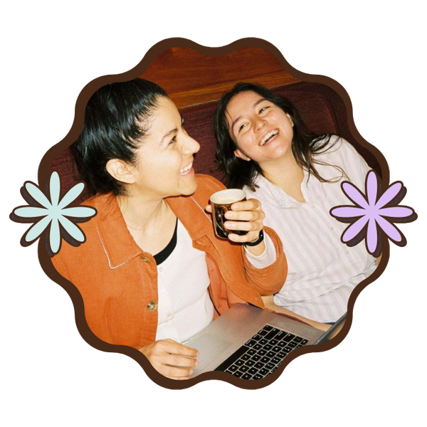 Mujer latina celebrando progreso en inglés