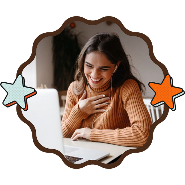 Mujer latina organizando su ruta de inglés en Notion