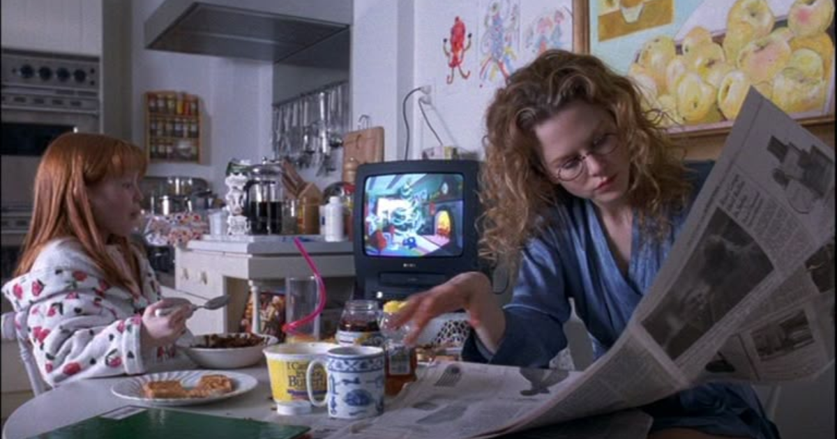 Mujer latina disfrutando su clase de inglés online