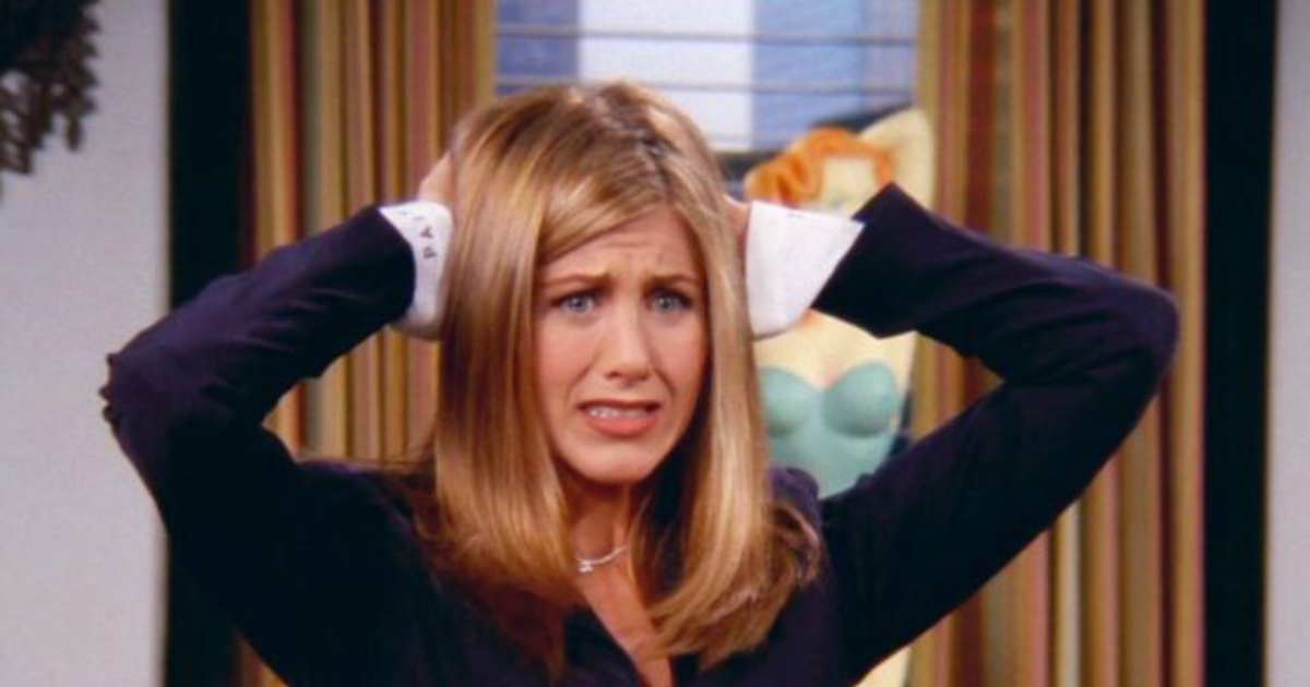 Amigas latinas conversando con confianza en inglés