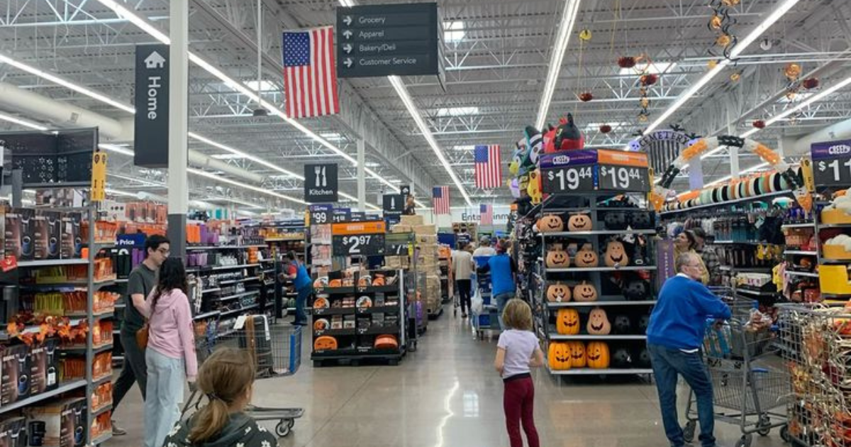 Mujer latina celebrando progreso en inglés