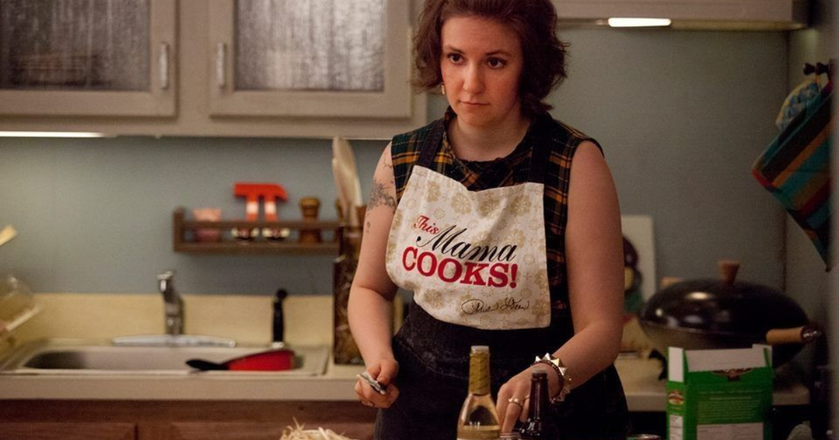 Mujer latina leyendo inglés mientras viaja en tren