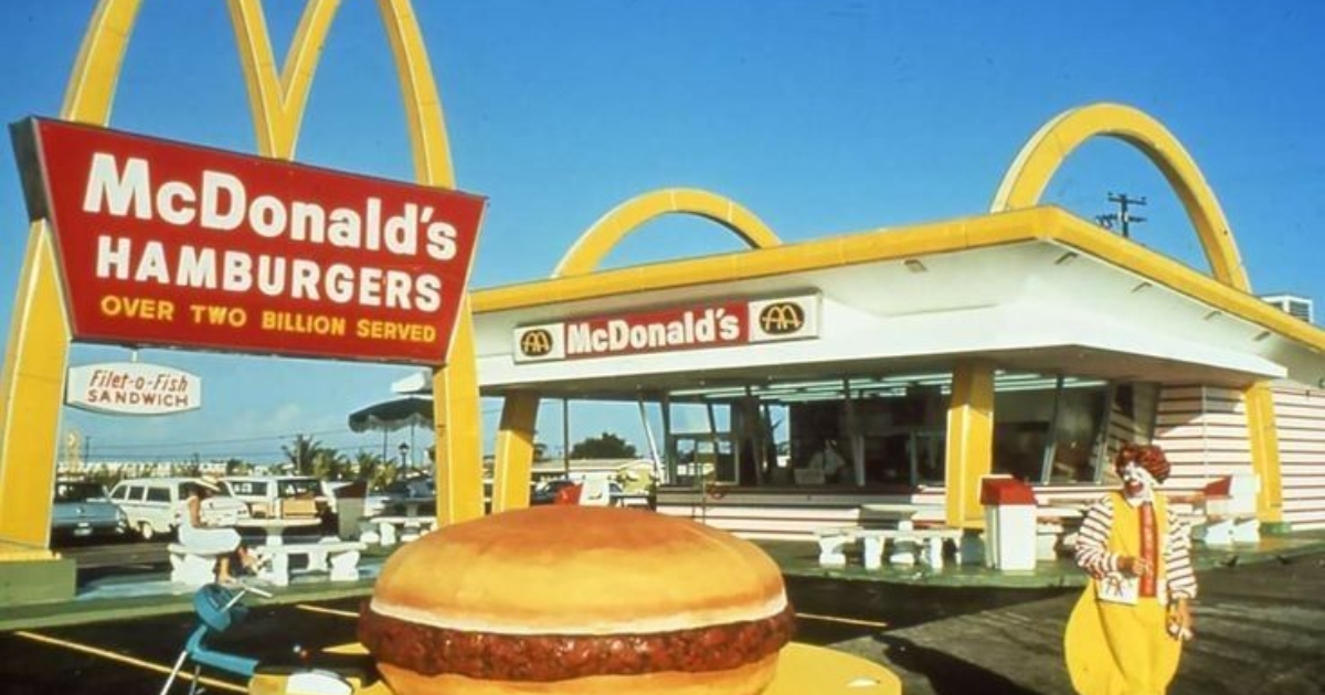 Mujer latina practicando conversación en inglés por videollamada