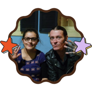 Mujer latina leyendo un ebook de inglés